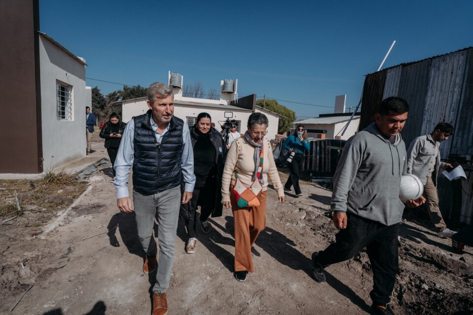 Frigerio recorrió obras de infraestructura vial y viviendas en Federal