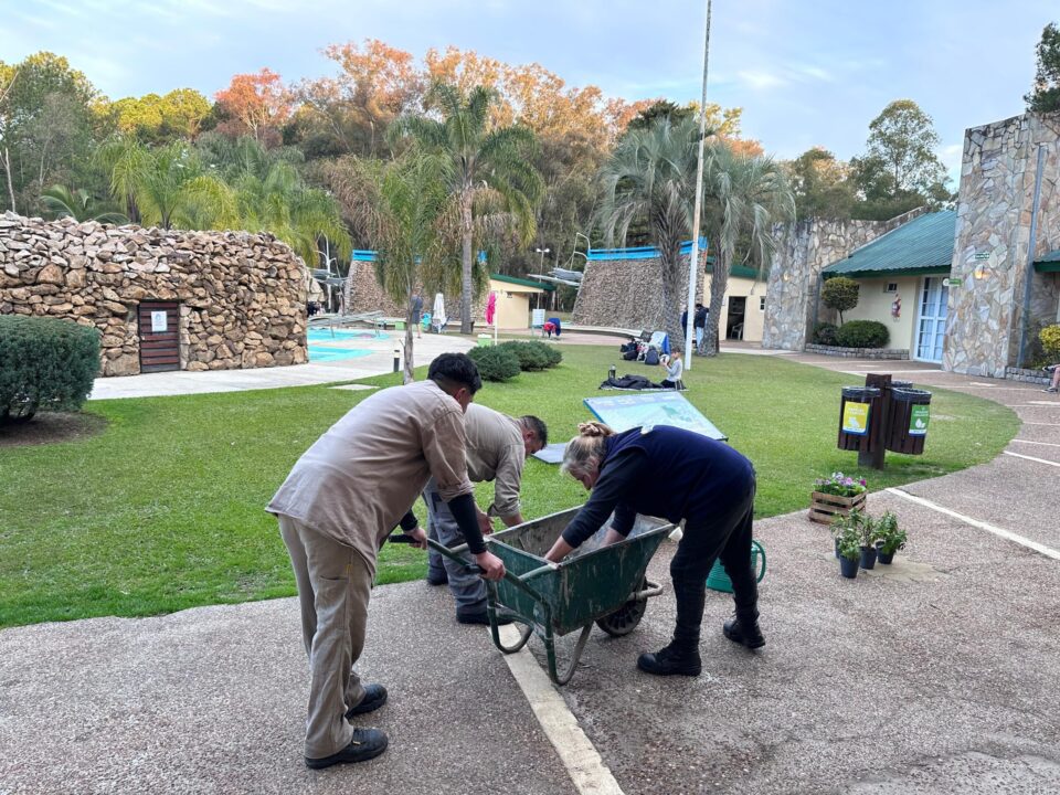 Continúan las tareas de paisajismo y parquización en Termas del Ayuí