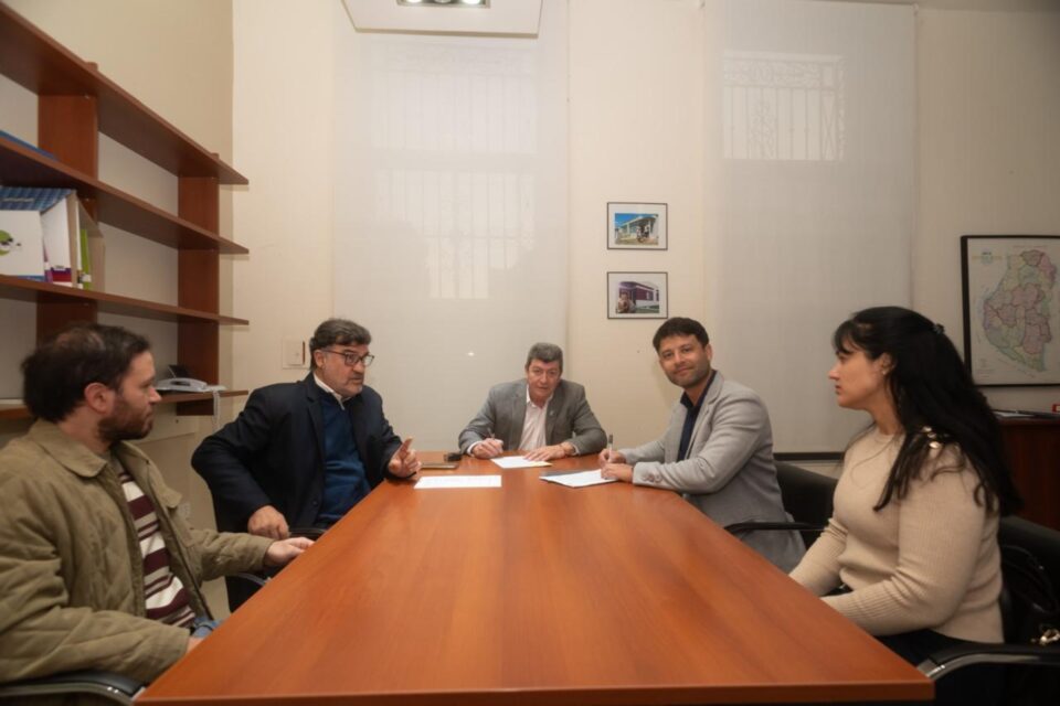 El IAPV firmó un convenio con el Colegio de Agrimensores para avanzar en la regularización dominial de viviendas