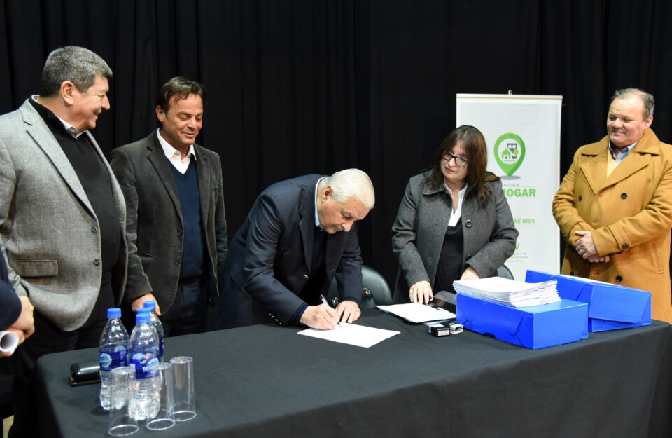 Lauritto participo, con autoridades del IAPV, de la entrega de viviendas en Concepción