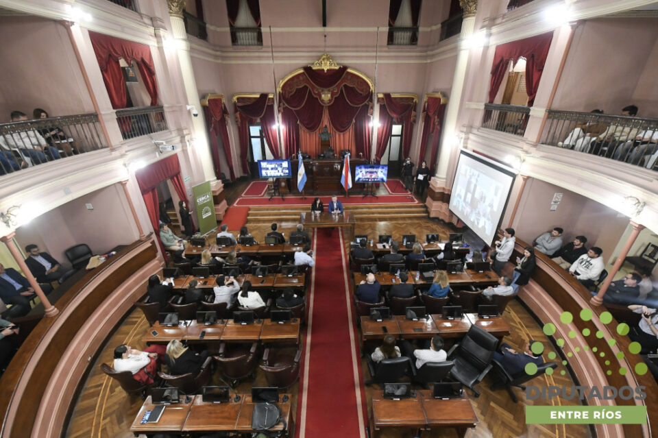 Inteligencia Artificial: la Legislatura entrerriana recibió capacitación para su aplicación en parlamentos