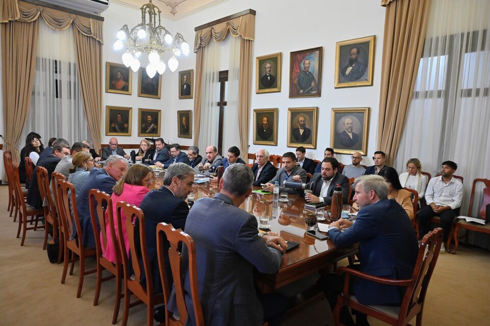 Viviendas, rutas y colegios, en la agenda del gabinete provincial