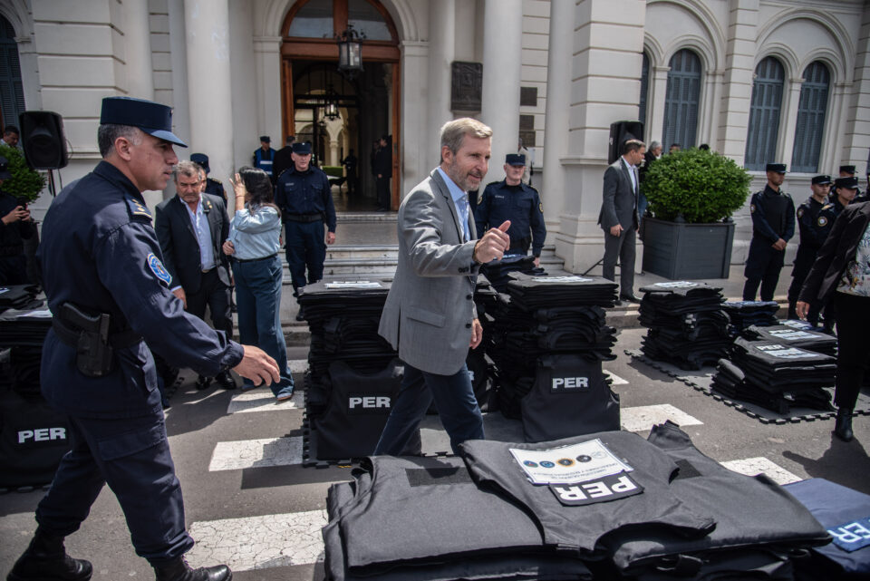 Frigerio distribuyó 1300 chalecos antibalas a la Policía para reforzar la prevención y cuidado de los agentes Frigerio distribuyó 1300 chalecos antibalas a la Policía para reforzar la prevención y cuidado de los agentes
