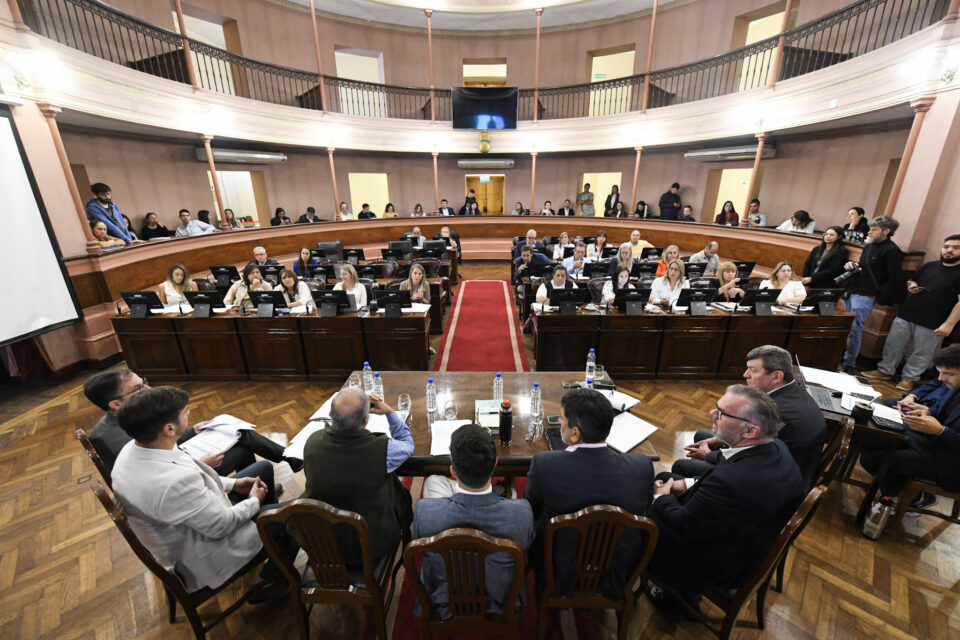 Debate en comisión sobre el presupuesto de obra pública junto a funcionarios del Ministerio de Planeamiento