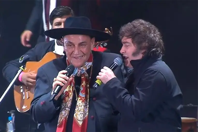 Milei subió al escenario de Jesús María y cantó junto al Chaqueño Palavecino