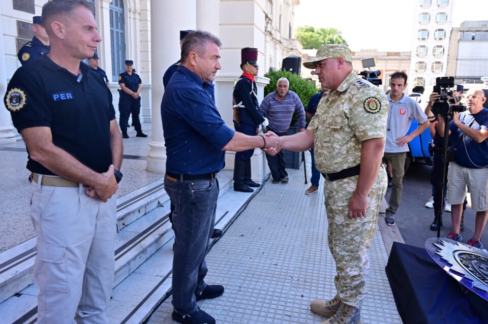 Roncaglia presentó patrulleros recuperados del narco y confirmó tareas de inteligencia en su contra