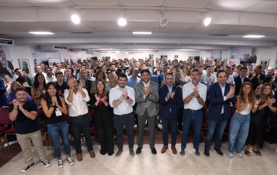 La UCR se plantó en Santa Fe y lanzó su estrategia nacional para 2027: «Ni Milei ni el kirchnerismo»