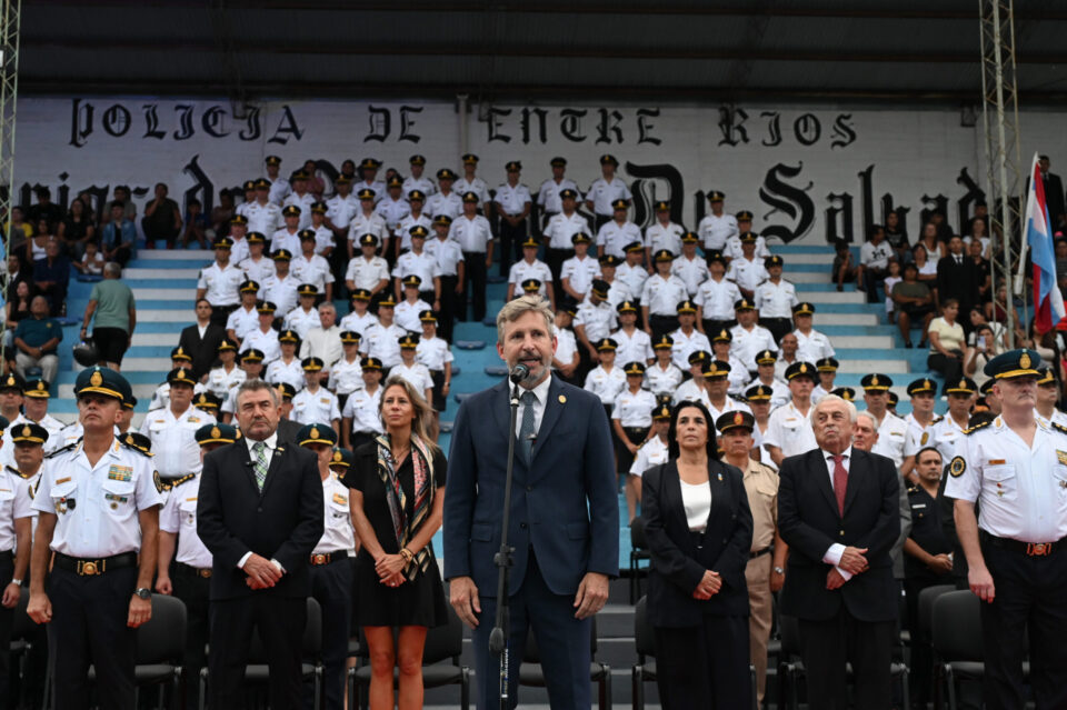 Frigerio encabezó el acto central por el 192° aniversario de la Policía de Entre Ríos