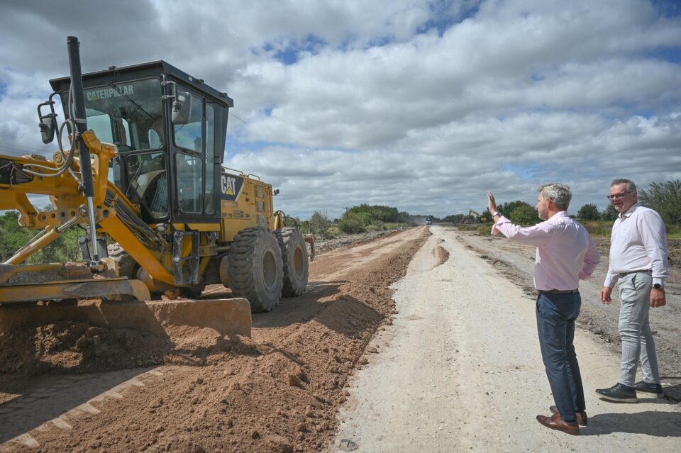 Frigerio recorrió la obra de reconstrucción del camino entre Viale y Arroyo El Durazno
