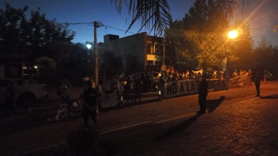 Tensión en Colón: Manifestantes de AGMER interceptaron la salida de Frigerio tras su conferencia