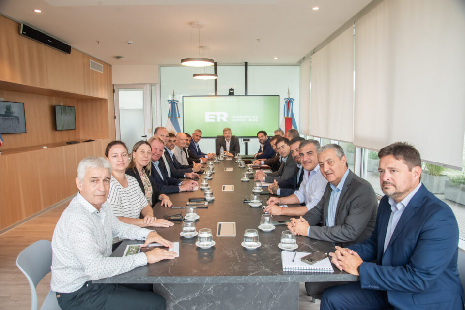 El gobernador se reunió con intendentes vecinalistas para optimizar la gestión