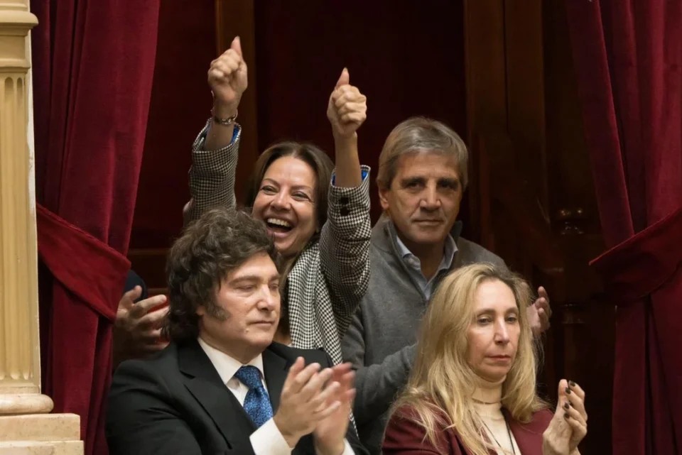 Show, palco y exabruptos: El desembarco de Milei en Diputados para blindar a Adorni