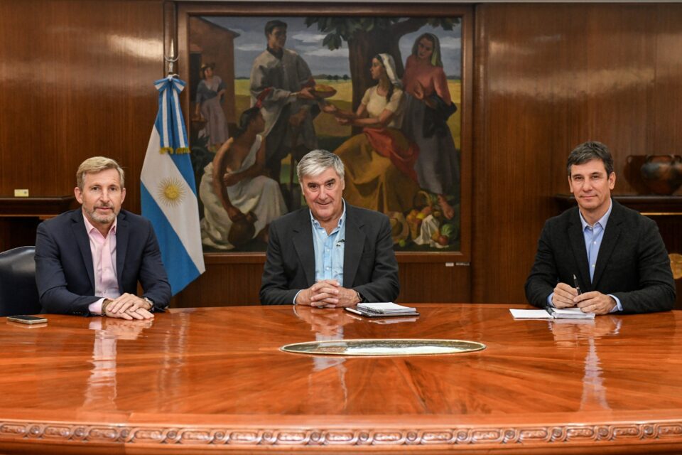 Frigerio mantuvo una reunión de trabajo con Luis Caputo y funcionarios del Ministerio de Economía de Nación