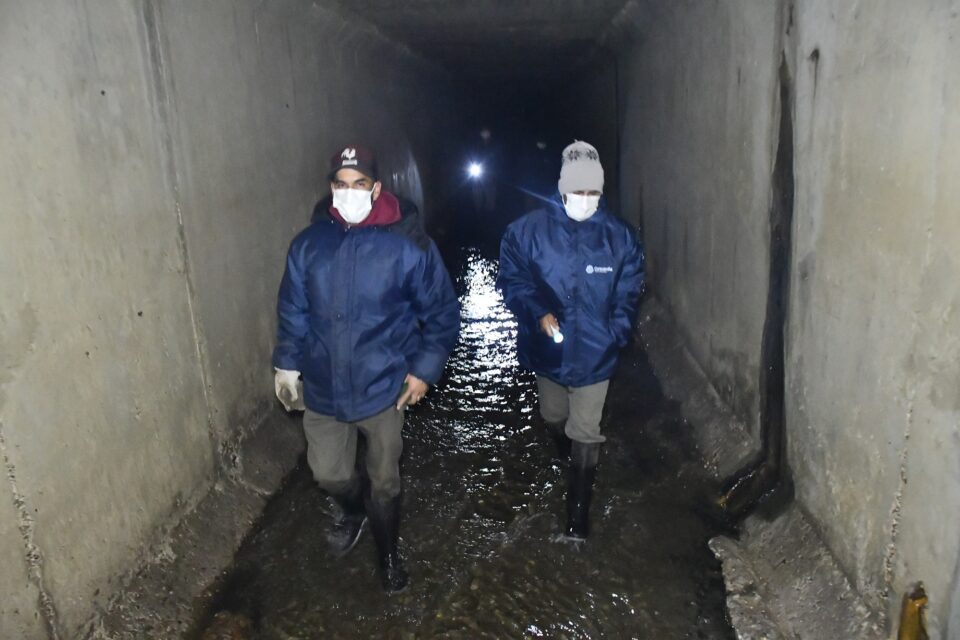 Prevención de inundaciones: Concordia intensifica la limpieza en el entubamiento del arroyo Concordia y reservorios clave