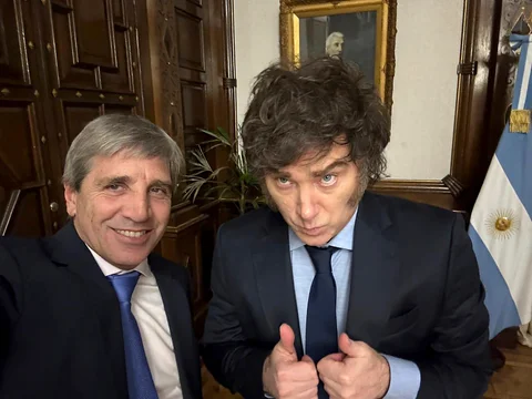 El riesgo país perfora los 500 puntos mientras Milei y Caputo se contradicen por las cifras de pobreza