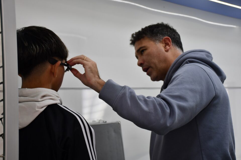 Salud visual en las escuelas: el programa “Ver para ser Libres” llegó a Concordia con controles y anteojos gratuitos