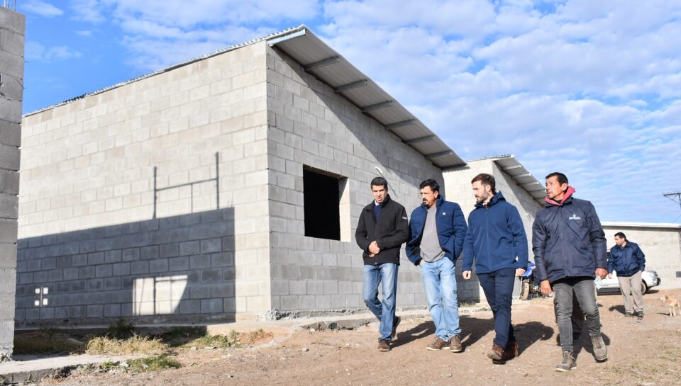 Azcué recorrió las viviendas del barrio Agua Patito para familias de zonas inundables